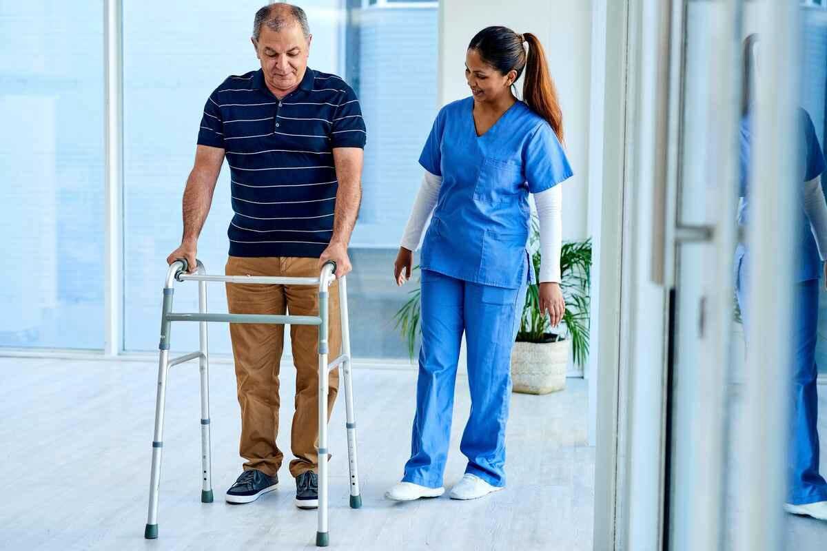 ورزش های بعد از عمل تعویض مفصل زانو . راه رفتن به کمک واکر